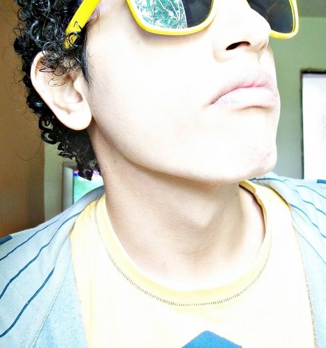Pow sou bem ecletico , Hobye twittar ,desenhar , fotografar. curto tambén surf, skateing muitho loko hehe :P