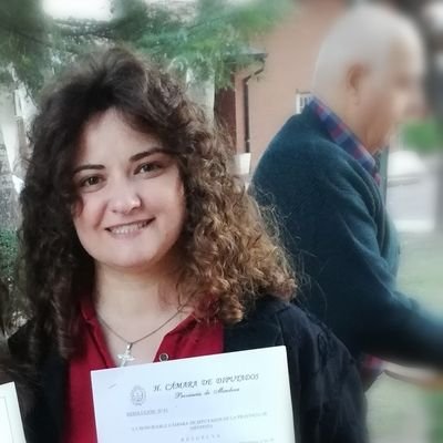 Lic. en Comunicación Social-Locutora Nacional. 
Locutora en LV8 
Productora y conductora de Protagonistas del Campo Argentino
Fotógrafa profesional IES Belgrano