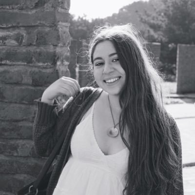 amante de los memes, la buena comida, la música y dormir; intento de arquitecta y -a veces- canto en la ducha; muero 500 veces al día por exagerada