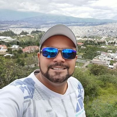 Ingeniero Comercial y Contador Público , Salesiano hincha de la Selección Ecuatoriana y del Emelec