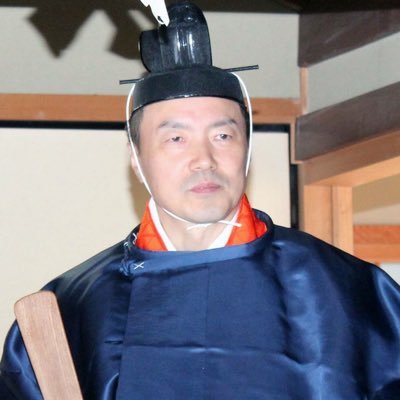 大物主命とその妃神である三穂津姫命を祀る村屋坐彌冨都比賣神社の神主です。デザイナーと兼業しており、御朱印や絵馬などはすべて自作です。 #村屋神社 #大神神社 #田原本町 #三穂津姫命 #縁結びの神様 #地鎮祭 #アマビエ御朱印 郵送御朱印申込→ https://t.co/MPQPlG9fN9