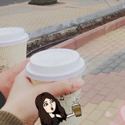 عاشقه للقهوة بس لا غير القهوة ☕️ . ادرس الماجستير 👩🏻