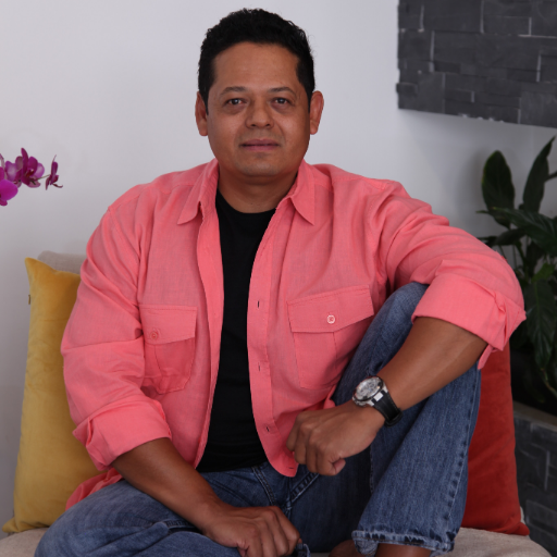 Entrenador de ciclismo, corredor pre-olímpico de pista, creador del programa ZenBiKe entrenamiento de ciclismo en rodillos libres y conciencia corporal