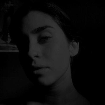 𝘽𝙀𝙉𝙕 ₊ Mi cuerpo es un ánfora hecha de noche oscura que derrama su esencia en tu alma y te inundará con rosas mientras el piano vibrante se escucha.