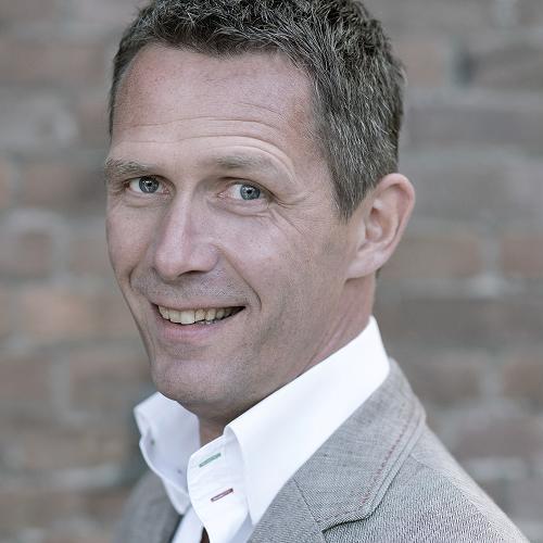 Coach, managementvaardigheden, Leiderschap, Autoliefhebber, Entrepeneur @FCYoungtimers, Echtgenoot @saschaspierings, Italiegek.