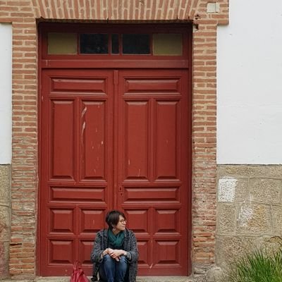 Profesora de enseñanza secundaria, lectora ante todo, en estos momentos soy directora del @iesalbalat.