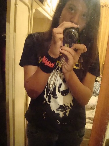 nem ao menos uma chance pra provar o meu amor, tudo aquilo que eu sentia e ainda sinto por voce; meu coração despedaçado vai tentando te esquecer ♫.