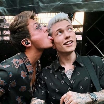 ~E se il tuo treno passa una volta, dimmi a che ora è~❤️Benji e Fede💖
Fenji's girl