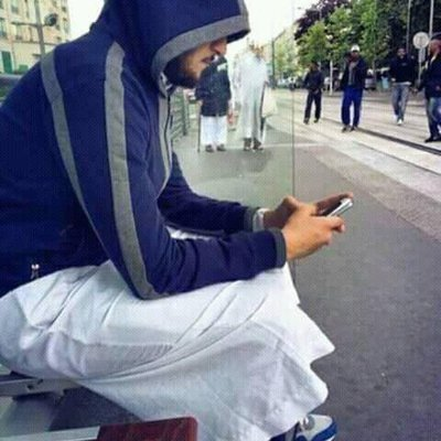 فكرت بأن أهديك عمري واكتشفت بأنه ملكك .
فأردت أن أهديك قلبي فوجدته بيتك !
أما عيناي فأعذرني! فهي الطريق إلى أملي ..
لكني سأهديك ما يعجز عنه أغلب البشر!
