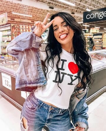 I'm Clara Johnson from USA, I'm a kind and nice person simple and jovial I really like to playing with people around me