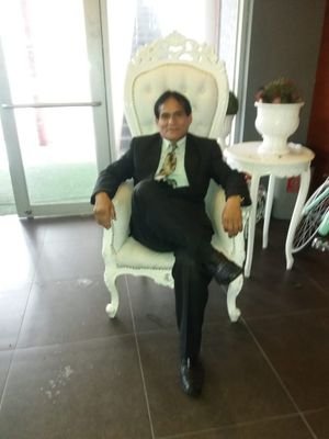 Contador Especialista en Asuntos Postales, seguidor de la Política Nacional y Extranjera.