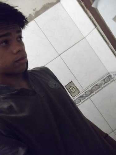 Menino moleque de 16 anos...twitteiro,orkuteiro e bagunçeiro. Atuo,escrevo e faço o que me dar na telha/mentira xD