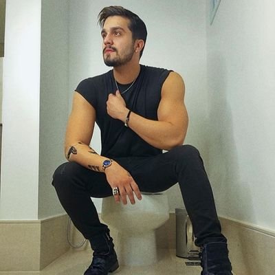 Sou apenas mais uma,q sonha contigo(@luansantana)
Tudo o que um sonho precisa para ser realizado é alguém que acredite que ele possa ser realizado.