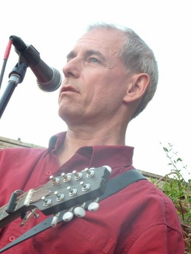 hoppersongs's profile picture. Twenty-eight strings, ten fingers, one voice, one or two opinions and a bevy of songs