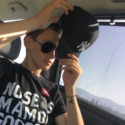 rogelioadlt's profile picture. "solo se vive una vez no la cagues"