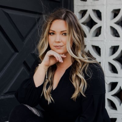 shevotesred's profile picture. She Votes Red is a political lifestyle blog that empowers young #conservative women to speak up and own their beliefs with the utmost confidence🖤