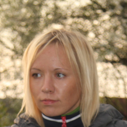 Ziņkārīga.