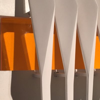 rlampo's profile picture. Ciudadano que trabaja, ucevista de la clase media, agarrado siempre a un lápiz, toreando a la mediocridad imperante para evitar ser salpicado.