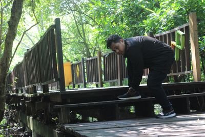 Setinggi apapun derajatmu, jangan pernah melupakan orang-orang yang telah membesarkanmu, terutama orang tua dan gurumu.