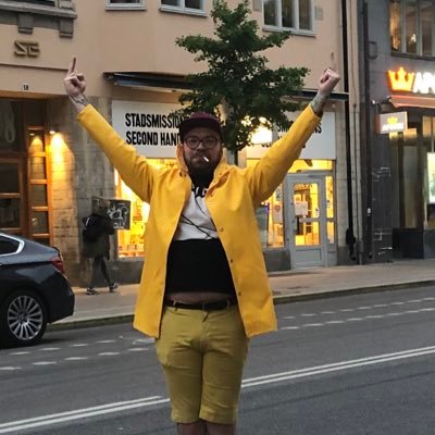 På fritiden spelar jag punk. Bondegnagare. Hatar pannkakor.