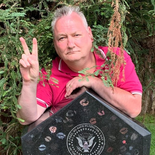 Passionate about Colchester United, punk rock and specifically Ramones. Hey! Ho! Let's Go! 🧷