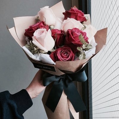 عقلي أكـبر من مُجادلةٍ مُـعقدة ،
وقلبي أطهر من أن يٺغلغـلھ خُبث،
وأنا أعظـم من أن أُبرر مواقفـي لأحد.