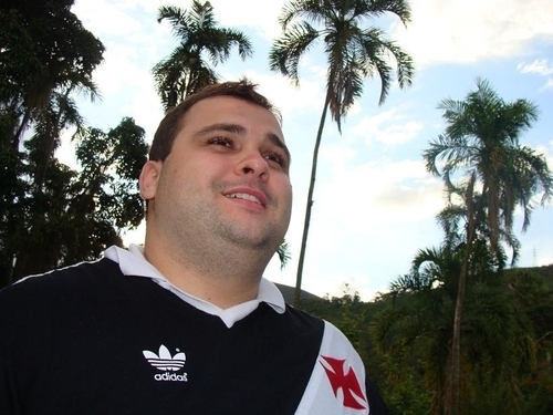 Pessoa em busca do seu melhor conhecimento e muito amigo de todos mas que nao mostra os dentes a qualquer um... procure conhecer =)