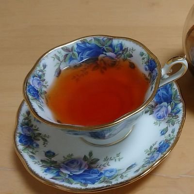 紅茶とうつわ(特に茶器)、ハンドメイドに興味があるセミドライのOL。この夏は桃をいっぱい食べたい。
読書用のアカウント（かもしれない）→＠blue_iwasaki