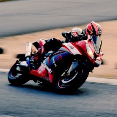 なおみちゃん 新型zx 10rのフロントフォークに付いてる赤い筒みたいなのって発煙筒でしょ 後続車とかに危険を知らせたりするための バイクに純正で発煙筒付けるとか凄いなぁカワサキは T Co Byvbaqwfhq