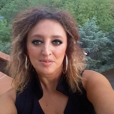 giornalista, radioAmatrice, comunicatrice, CraFter, CreATTiva, liberaOsservatrice dell'umana natura: urban watcher, blogger.
