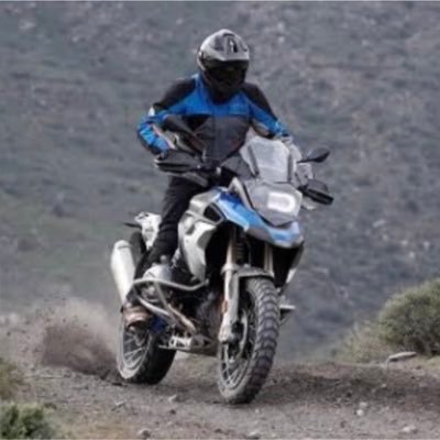 Abogado, empresario, maestro en derecho fiscal, aficionado al motociclismo!