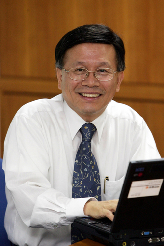 미래교육연구소장, 법학박사(국제인권법), 전 국민일보 편집국장,대기자, 한국혈액암협회이사, 저서=꿈을 찾아 떠난 젊은이들, 가난한 아빠 미국명문대 학부모되기등 5권