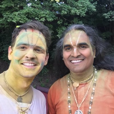 SarvadiDas's profile picture. 😊🕉🙏❤️💚💛 Devotee of Paramahamsa Vishwananda #akysadhak #devotee #omomom #omchantingorganizer #vegan #djproximus #justlove https://t.co/Thn76bjR2B