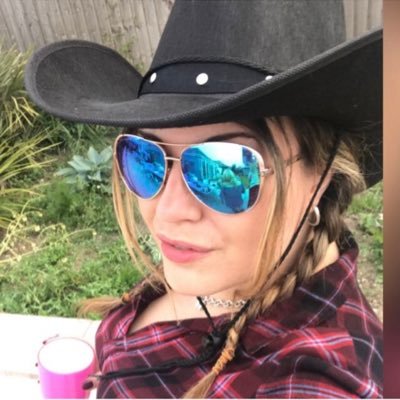 zoespoor's profile picture. cocktail enthusiast and slight shopaholic and now a blogger. all views are my own ❤️❤️