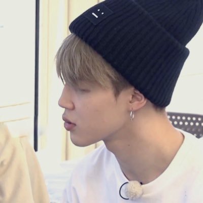 jiminxmlk's profile picture. j’te déshabille d’un regard mais je ne vois qu’un tissu d’mensonges