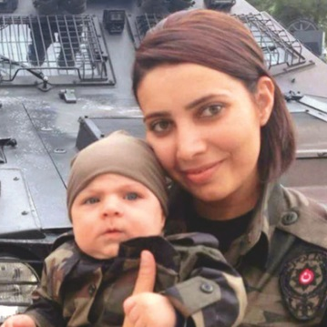 Kafa yok ki
içinde biraz beyin olsun,
senin insanlıkla filan hiç işin olmaz, sana şimdiden geçmiş olsun.