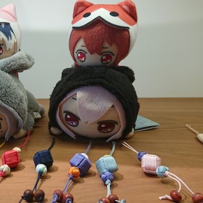 25↑の社会人。アイナナ天最推しの双子推し。でもみんな大好き! 友人分で楽、大和、巳波、Re:vale、一織、環、龍之介等を集めるときもあります。 未所持、好きな絵柄を集めるため推しを交換に出すこともございます。 Free!(遙、真琴>郁弥)、にじさんじ(🏢中心)に集めております。地方住みの為基本郵送でのお取引です。