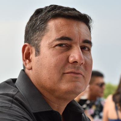 Agavero y agricultor de profesión; licenciado en psicología, gustoso de la poesía, el cine y la música
