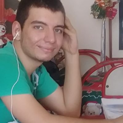 Venezolano, cinéfilo músico, artista integral, amante de la cultura popular y la tecnología, y aspirante-estudioso de historietas.