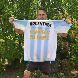 Descendiente del Maradona del abuelo del bisabuelo, nacido para Ganar 🏆🇦🇷 
Líder y entrenador👍⚽️
FC Barcelona y Argentina - y nada más. 😉