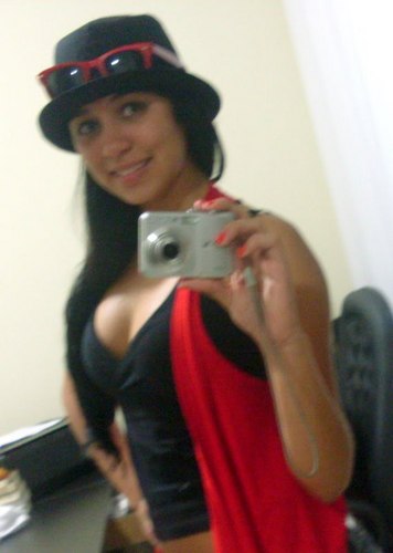 Sou aquariana, uma pessoa muito feliz e que adora viver intensamente!