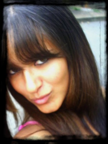 Eu sou o escandalo e a boa menina,
Sou o furacão e a neblina,
Sou a bondade e a ruina,
Não sou vilã,nem sou moçinha!
Apenas estou viva!