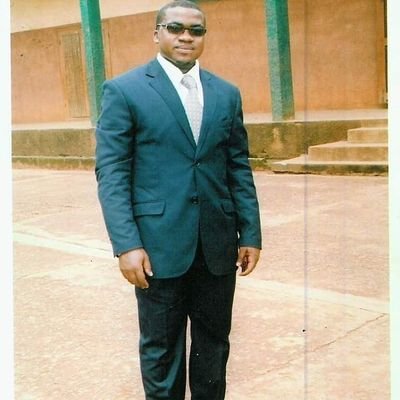 A philanthropists ,lover of movies , wrestling ,an environmentatlist ,je parle anglais et https://t.co/AdxJcalAn0 a teacher from birth.educationist.