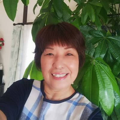 高石市議会議員退職 公明党高石支部副支部長  高石市在中。沖縄県那覇市出身
首里高等学校卒　琉球大学法文学部卒業　野村貿易(株)退社。
昭和54年結婚　家族   夫  2男1女義母。
和と笑いは福をもたらす！が私の信条