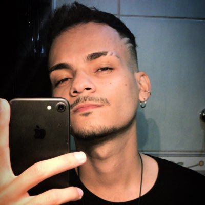 Embora as palavras pareçam firmes, tem algo vazio dentro delas