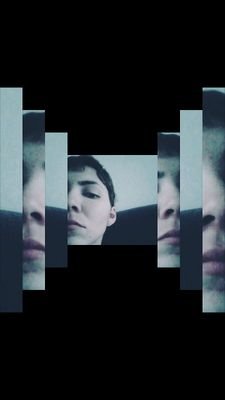Introspectiva perpetua.Lectora rara. Inconstante. Variable. Fluctuante. Persistente. Versátil. Cambiante. Titubeante. Que se yo. Palabras.