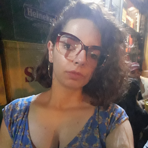 Leonina, 25 anos. Turismóloga. Professora de Inglês. Paixões: Jessie J, filmes, séries, música, dança. Amores: família, namorada, amigos, cachorros.