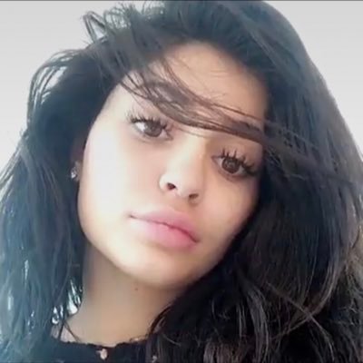sweet_wishes90's profile picture. أنا التي تركعُ الدنيا لبسمَتها وكلّ عينٍ رأتني مسّها أرَقُ