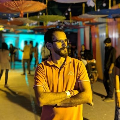 मुझको पाना सब के बस की बात नहीं थी,
दाम घटाया कुछ दिन मैंने जैसे तैसे
©️ Pulkit Sharma