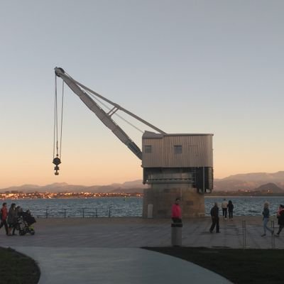 Peatón y biciclista soñando por un Santander habitable...